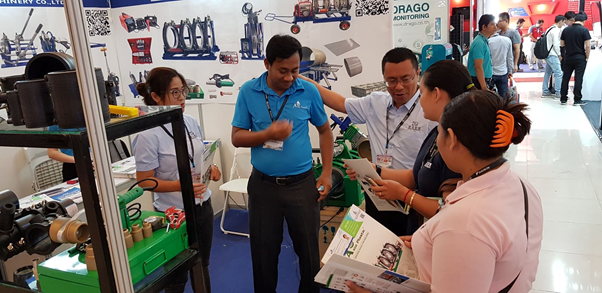 Các khách hàng đến thăm quan và mua máy hàn tại Asia Plastic.